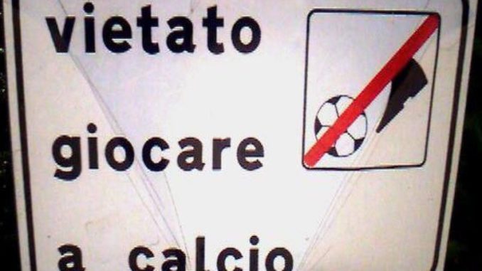 vietato giocare a pallone