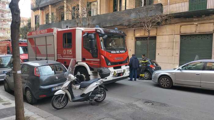 Una donna di 93 anni è morta questa mattina in via Giusti a Palermo colpita da un armadio che le è caduto addosso.