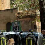 Auto si ribalta a Palermo, danneggia altre vetture e moto