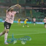 Il Palermo batte 2 a 0 il Frosinone, ma la vittoria non placa la dura contestazione dei tifosi al Barbera