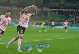 Il Palermo batte 2 a 0 il Frosinone, ma la vittoria non placa la dura contestazione dei tifosi al Barbera
