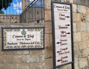 Blufi riscopre i suoi quartieri storici con la ceramica siciliana. Domenico Abbate racconta il progetto che unisce arte e identità